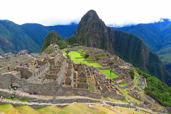 Vista aérea panorámica de Machu Picchu con las montañas de los Andes al fondo en Perú