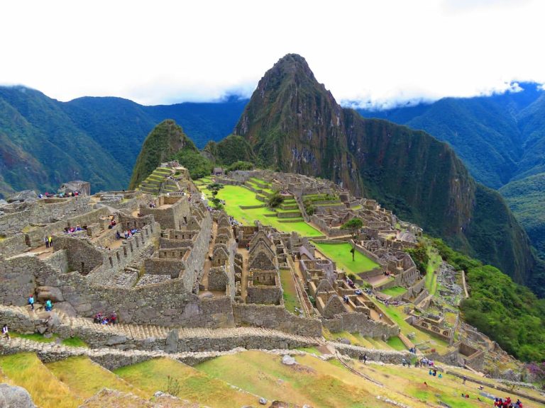 Vista aérea panorámica de Machu Picchu con las montañas de los Andes al fondo en Perú