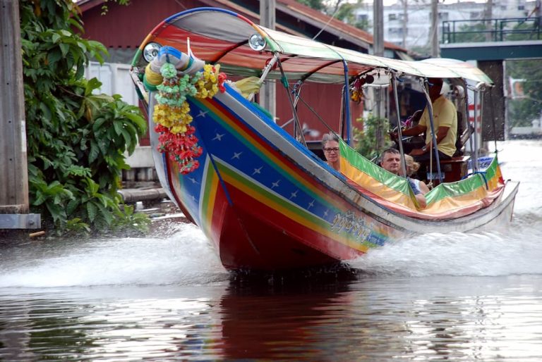Barca de colores llevando turistas por un canal khlong en Bangkok