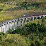 Vista aérea panorámica del tren cruzando el Viaducto de Glenfinnan en Fort William Escocia