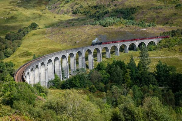 Vista aérea panorámica del tren cruzando el Viaducto de Glenfinnan en Fort William Escocia