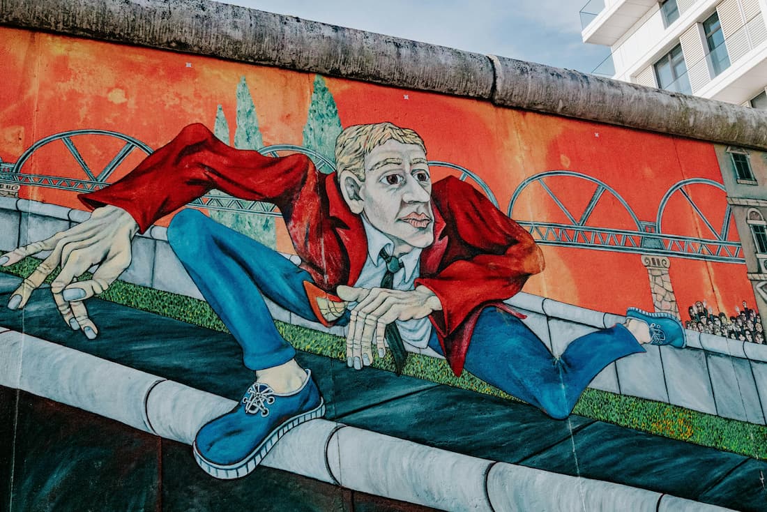 East Side Gallery en Berlín — los murales de artistas de todo el mundo sobre el último gran tramo del Muro Murales artísticos en la East Side Gallery de Berlín, el tramo más largo del Muro conservado en Friedrichshain