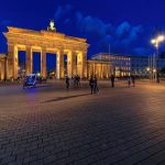 Vista panorámica de la plaza de la Puerta de Brandeburgo en Berlín con cielo despejado