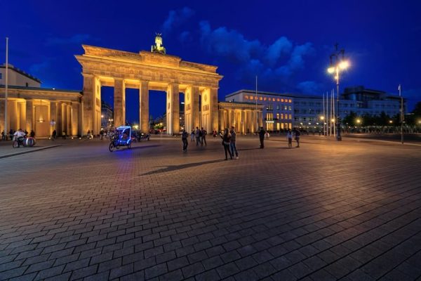Vista panorámica de la plaza de la Puerta de Brandeburgo en Berlín con cielo despejado