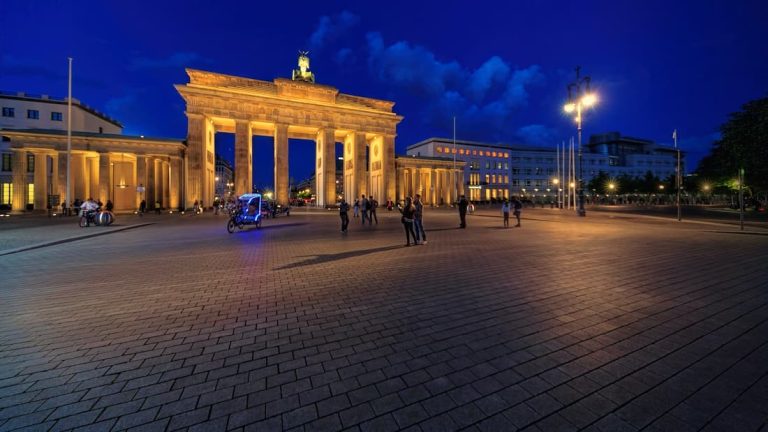Vista panorámica de la plaza de la Puerta de Brandeburgo en Berlín con cielo despejado