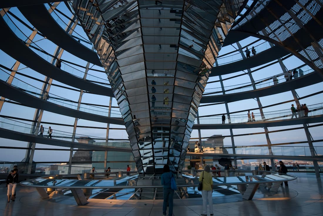 Cúpula del Reichstag en Berlín — el interior de vidrio diseñado por Norman Foster con vistas al Parlamento alemán Interior de la cúpula de cristal del Reichstag de Berlín con su rampa espiral diseñada por Norman Foster