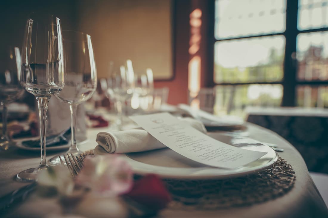 Bodega histórica italiana cena privada Toscana viajes culturales exclusivos Interior de bodega histórica italiana con barriles de vino y mesa para cena privada en viajes culturales exclusivos por la Toscana