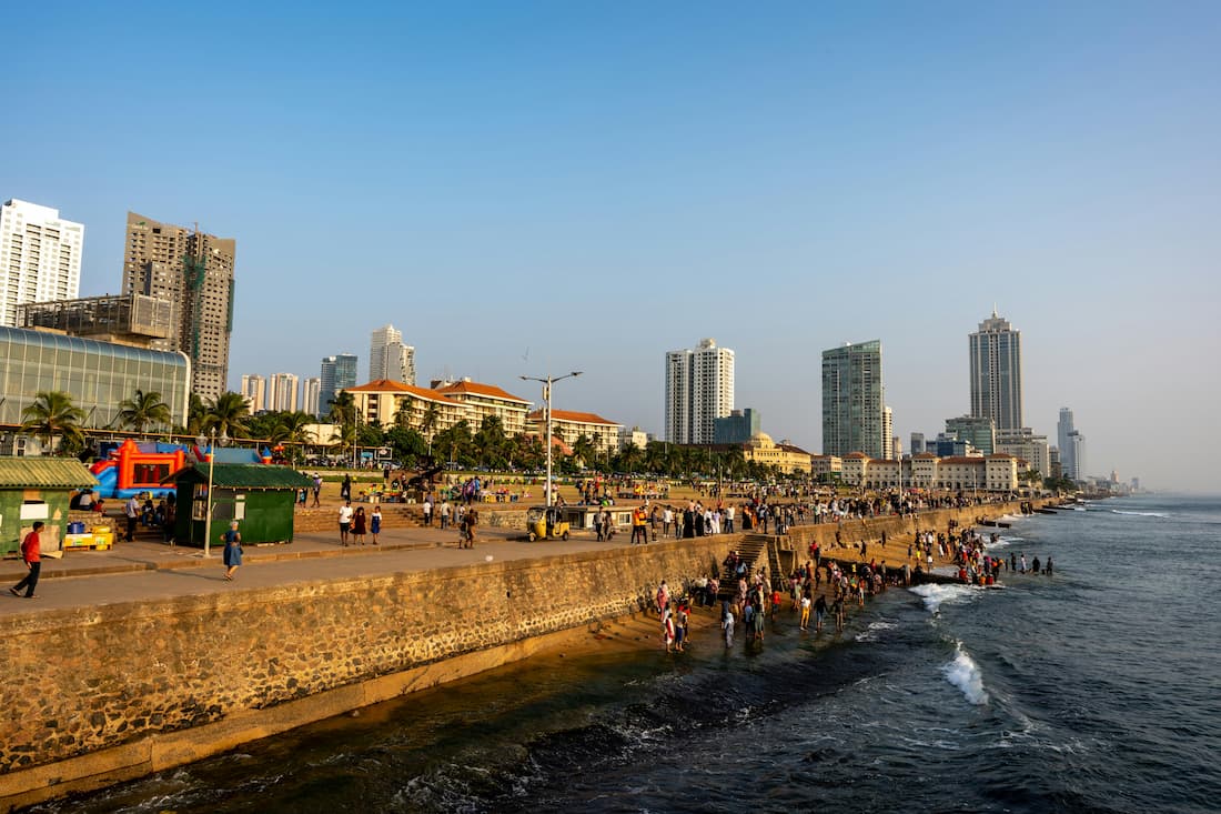 Atardecer sobre el océano Índico desde el Galle Face Green de Colombo con familias paseando