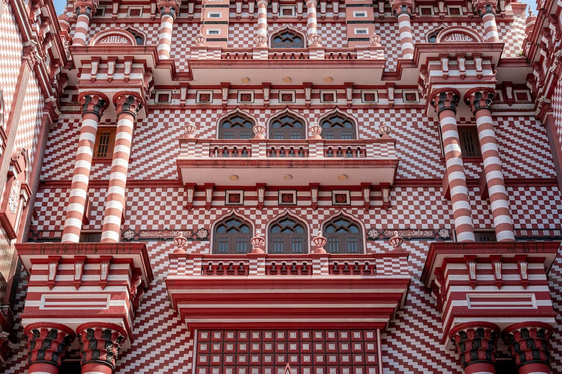 Fachada de rayas rojas y blancas de la Mezquita Jami Ul-Alfar en el barrio Pettah de Colombo