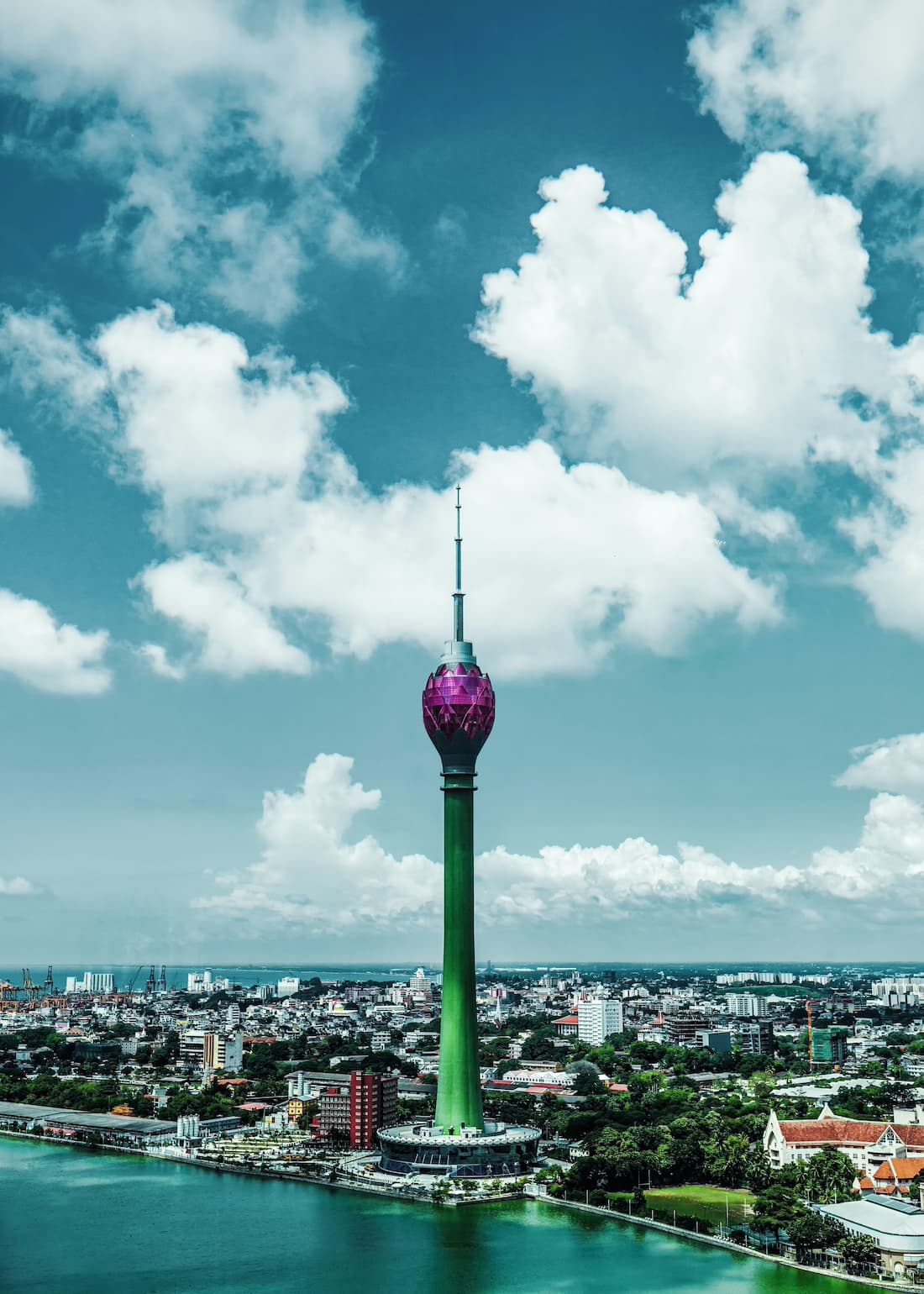 Vista panorámica de Colombo con la Torre Lotus en el centro de la ciudad