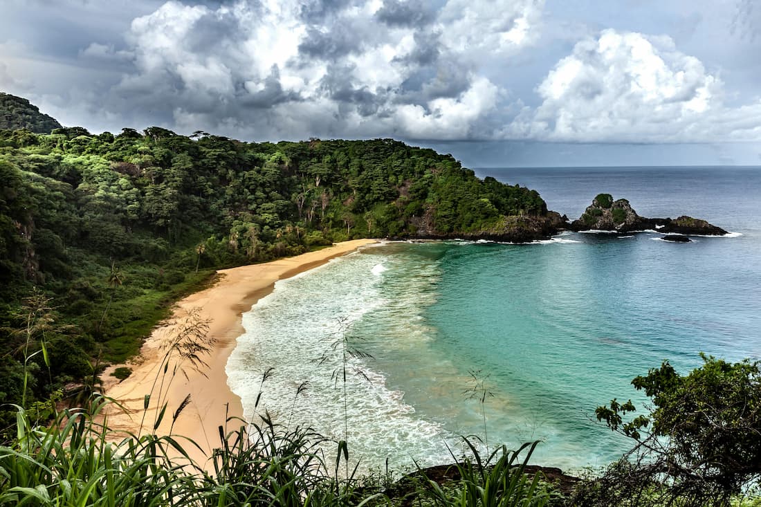 Vista aérea de la Baía do Sancho en Fernando de Noronha con sus aguas turquesas rodeadas de acantilados de basalto