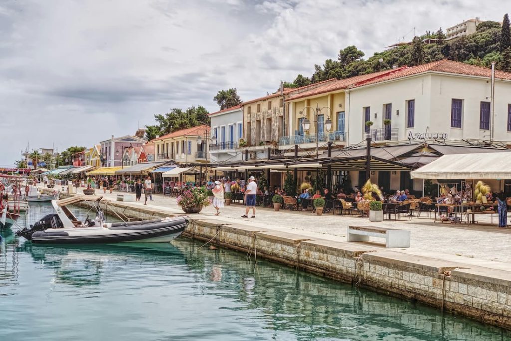 Puerto de Fiskardo en Cefalonia con barcos amarrados y casas de colores en las Islas Jónicas Grecia