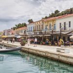 Puerto de Fiskardo en Cefalonia con barcos amarrados y casas de colores en las Islas Jónicas Grecia