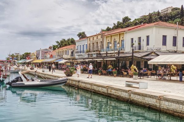 Puerto de Fiskardo en Cefalonia con barcos amarrados y casas de colores en las Islas Jónicas Grecia