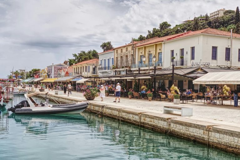 Puerto de Fiskardo en Cefalonia con barcos amarrados y casas de colores en las Islas Jónicas Grecia