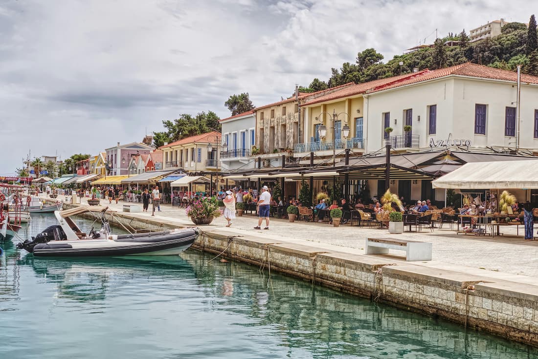 Puerto de Fiskardo en Cefalonia con barcos amarrados y casas de colores en las Islas Jónicas Grecia