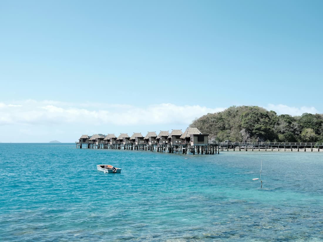 Vista de las islas Mamanuca de Fiyi con aguas turquesa y arrecifes de coral desde el mar
