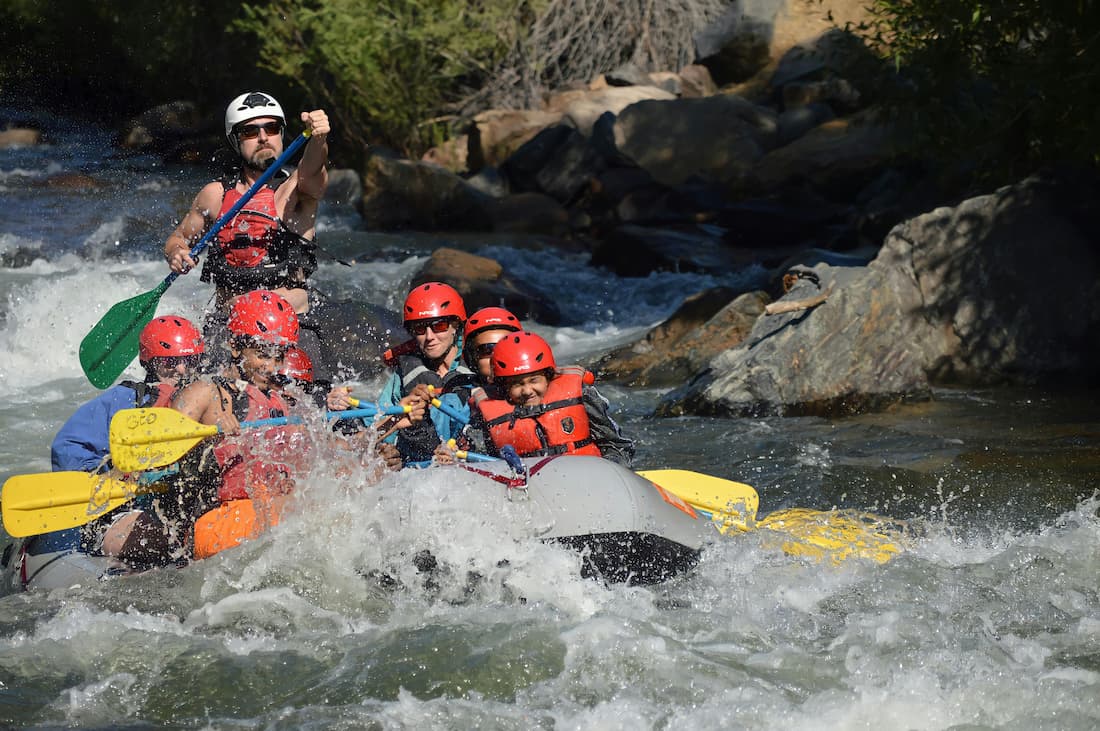Rafting en el río Navua de Fiyi rodeado de selva tropical y cascadas en la isla de Viti Levu