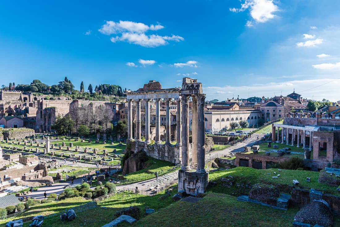 Foro Romano ruinas atardecer luz dorada Roma viajes culturales exclusivos Ruinas del Foro Romano al atardecer con luz dorada en Roma destino de viajes culturales exclusivos
