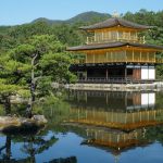 Vista serena del Pabellón Dorado Kinkaku-ji reflejado en el estanque tranquilo de Kioto, Japón
