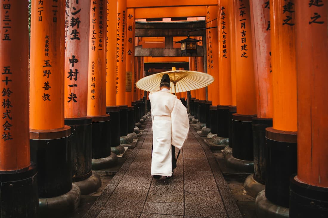 Túnel de toriis rojos del santuario Fushimi Inari-taisha en Kioto al amanecer sin visitantes