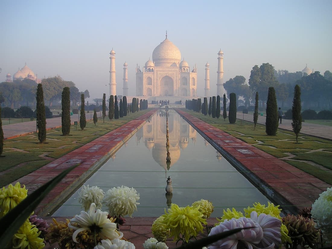 Vista del Taj Mahal al amanecer desde la excursión del Maharajas' Express en Agra con luz dorada