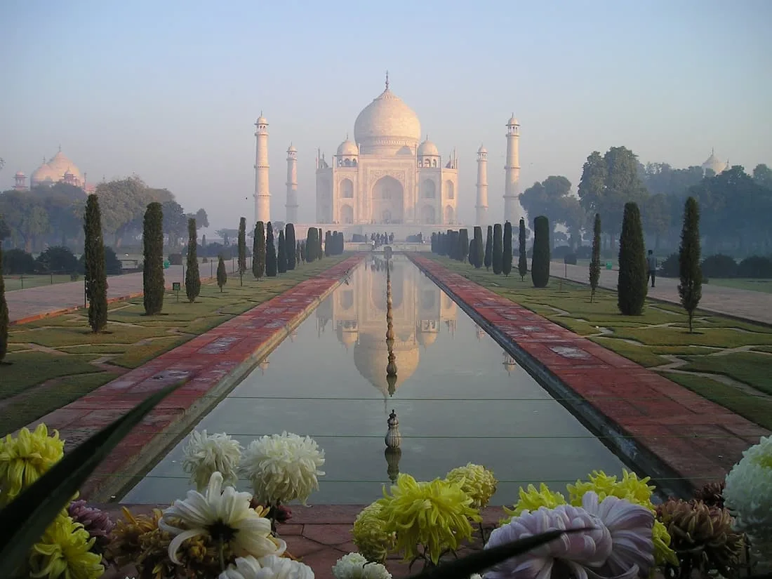 Vista del Taj Mahal al amanecer desde la excursión del Maharajas' Express en Agra con luz dorada