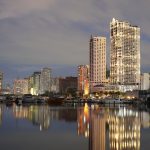 Vista panorámica nocturna de Manila desde el mar con el skyline iluminado de la ciudad