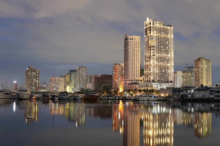 Vista panorámica nocturna de Manila desde el mar con el skyline iluminado de la ciudad