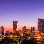 Vista panorámica de Nairobi al atardecer con el skyline de la capital keniana