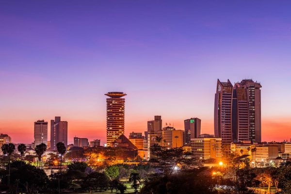 Vista panorámica de Nairobi al atardecer con el skyline de la capital keniana