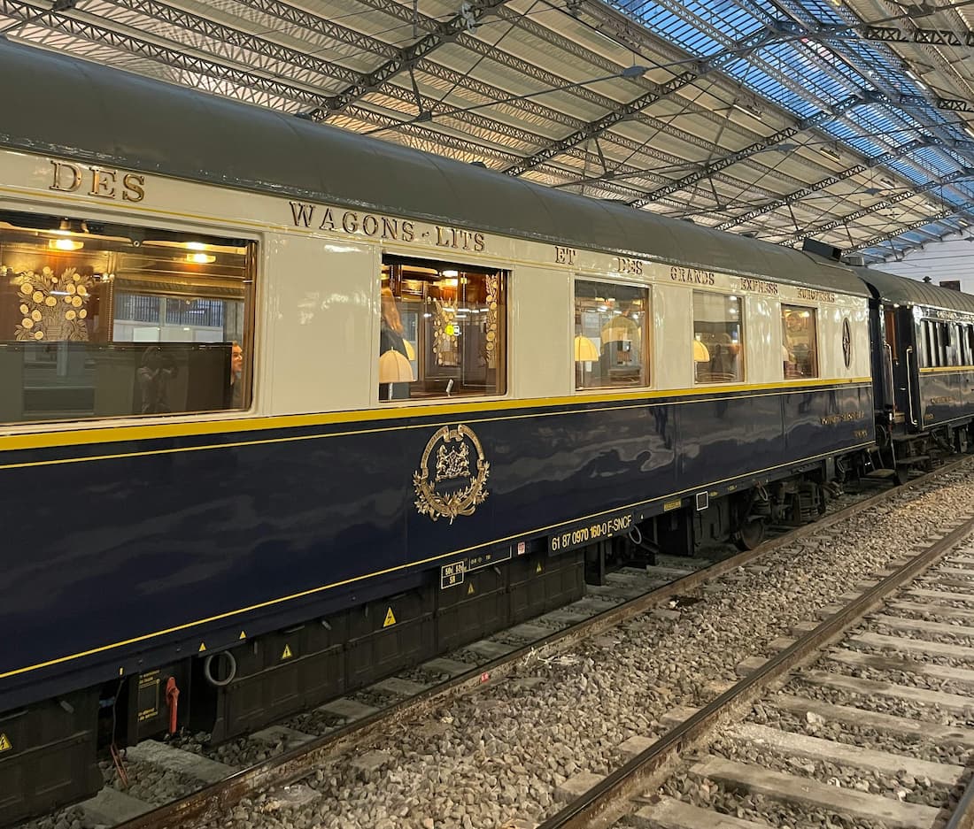 Vagones azules y dorados del Venice Simplon-Orient-Express en el andén de París Gare de l'Est