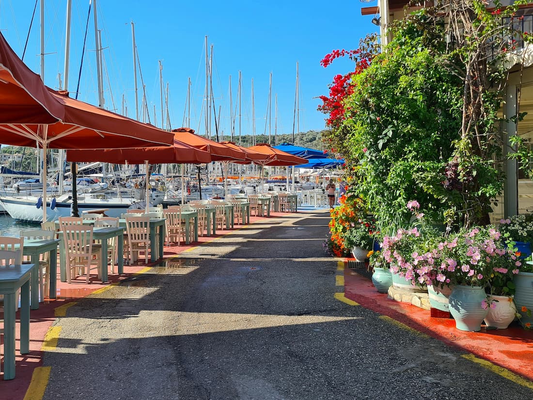 Puerto de Nidrí en Lefkada con embarcaciones amarradas y vistas al canal jónico hacia Skorpios isla privada Grecia