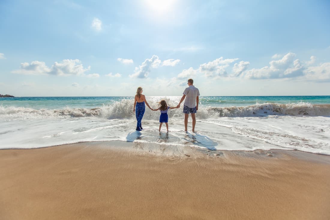 Playa de Llevant en Salou con arena fina, aguas mediterráneas y el paseo marítimo al fondo en verano