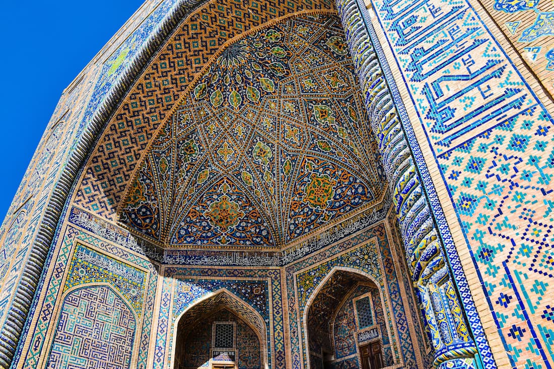 Detalle del portal de mosaicos de la Madrasa Ulugh Beg en la Plaza Registán de Samarcanda