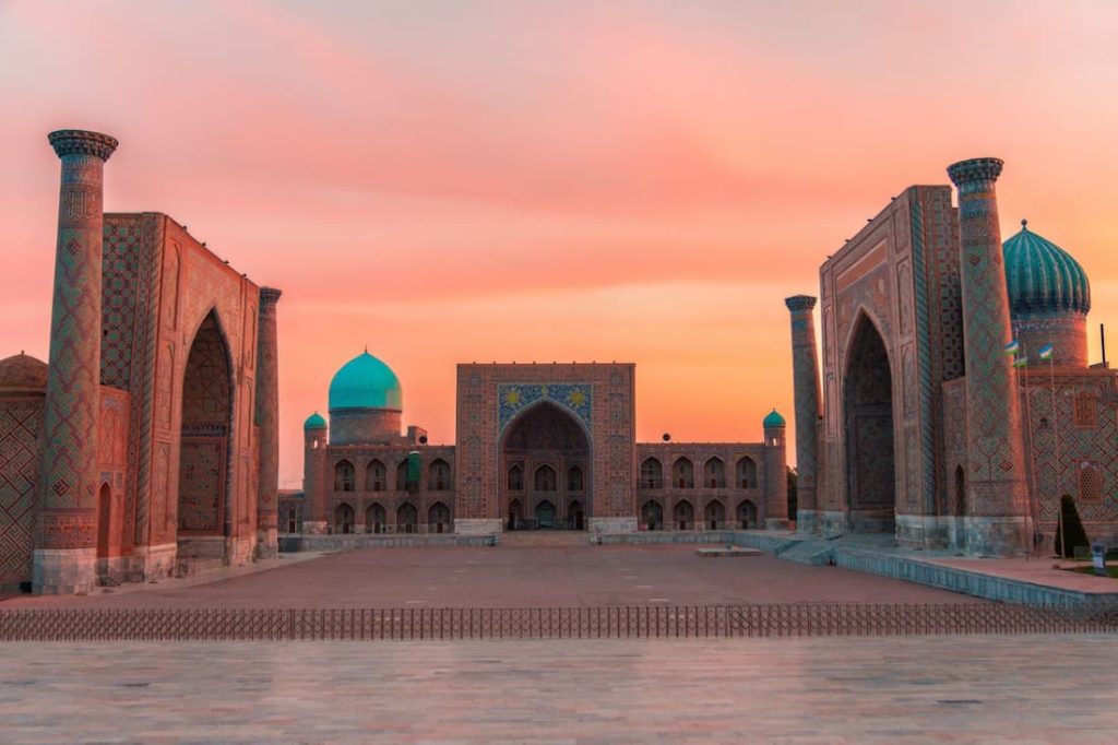 Vista panorámica de la Plaza Registán de Samarcanda con las tres madrasas al atardecer