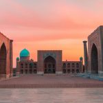 Vista panorámica de la Plaza Registán de Samarcanda con las tres madrasas al atardecer