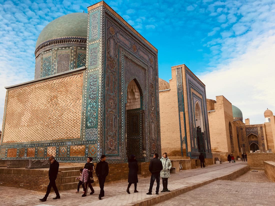 Callejón de la necrópolis Shah-i-Zinda en Samarcanda con mausoleos cubiertos de azulejos turquesa y azul