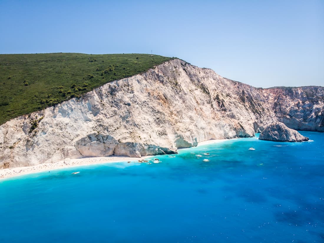 Acantilados calcáreos y playa de arena casi blanca en Lefkada Islas Jónicas Grecia base para visitar Skorpios