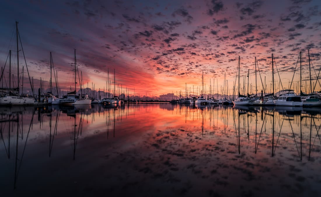Marina de Sotogrande — los canales con yates y apartamentos de colores al atardecer Marina de Sotogrande al atardecer con yates amarrados en los canales y apartamentos de colores pastel
