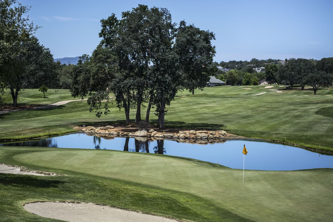 Real Club Valderrama Sotogrande — el hoyo 17 con su estanque, el más fotografiado del golf europeo Hoyo 17 del Real Club Valderrama en Sotogrande con su estanque y el bosque de alcornoques al fondo