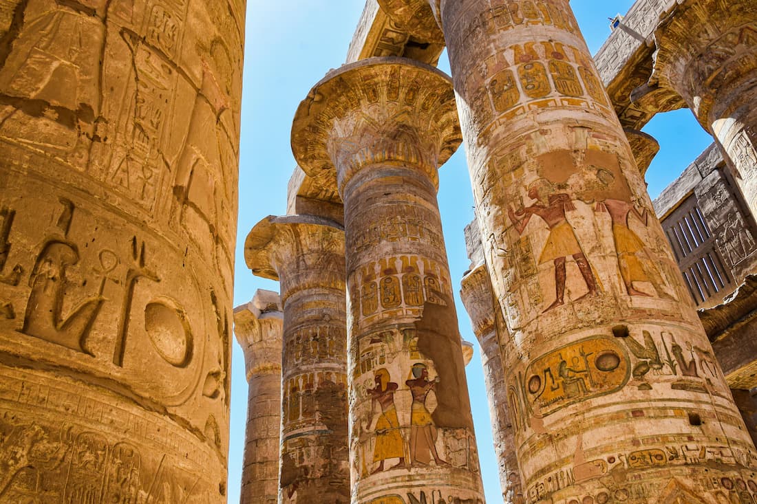 Columnas monumentales del templo de Karnak en Luxor Egipto accesibles en cruceros de lujo historia antigua por el Nilo