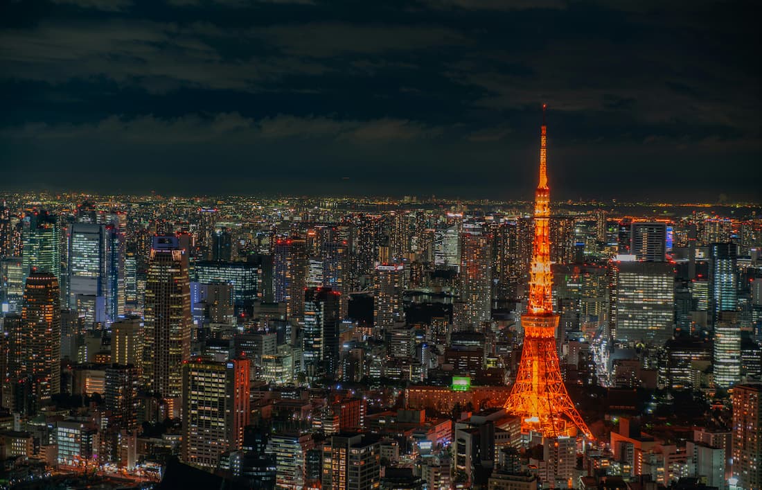 Tokio de noche — el skyline de la capital japonesa, punto de partida del Train Suite Shiki-Shima Skyline nocturno de Tokio con la Torre de Tokio iluminada y los rascacielos de la ciudad al fondo