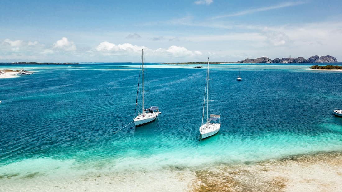 Velero privado anclado cala caribeña aguas cristalinas Islas Vírgenes Británicas Velero privado anclado en cala caribeña de aguas cristalinas en las Islas Vírgenes Británicas playas secretas Caribe