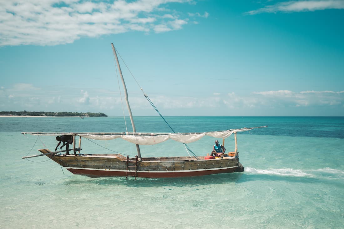 Barca de pescadores en playa de Zanzíbar Tanzania
