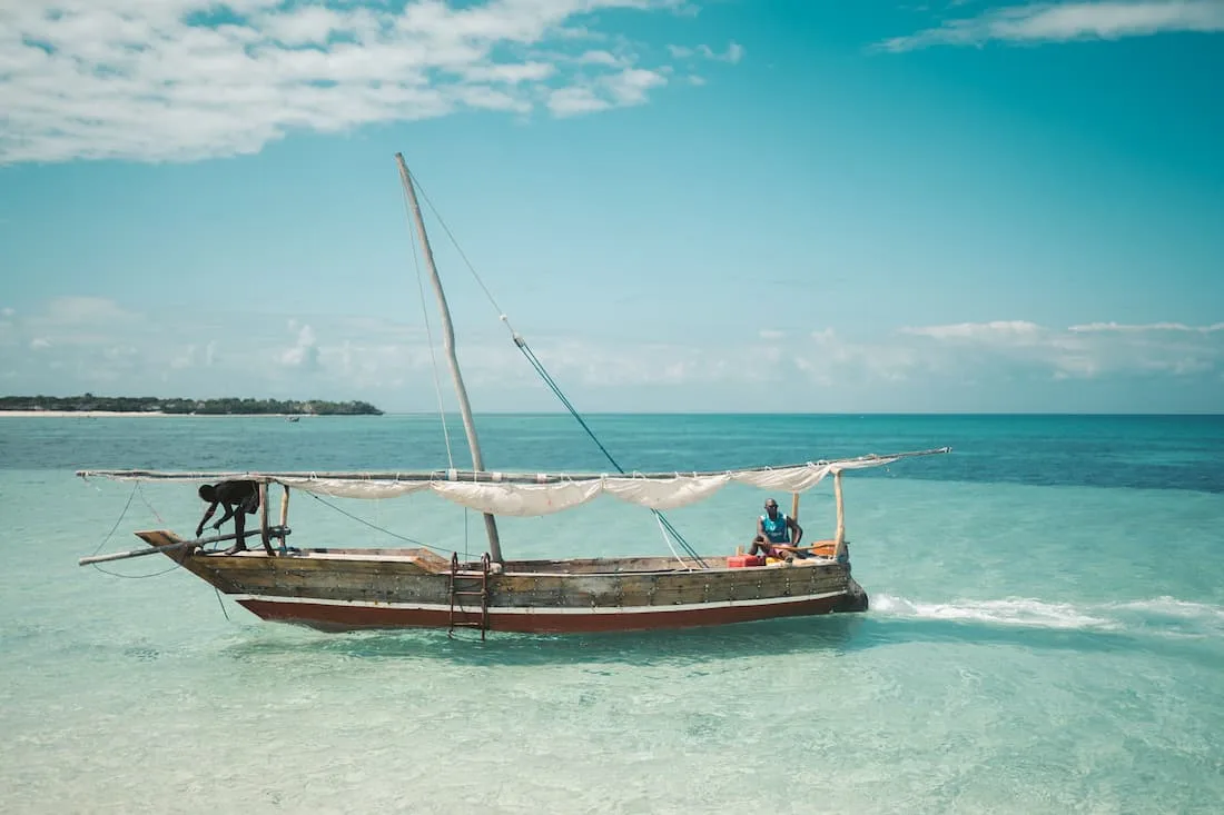 Barca de pescadores en playa de Zanzíbar Tanzania
