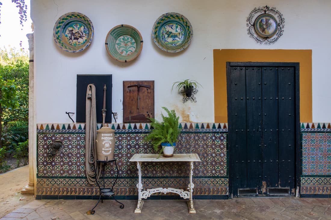 Calles del barrio de Triana en Sevilla con cerámica tradicional y ambiente flamenco junto al Guadalquivir