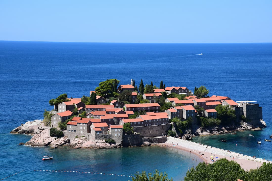 Riviera de Budva en Montenegro con aguas turquesas del Adriático y pueblo medieval playas de lujo en Europa