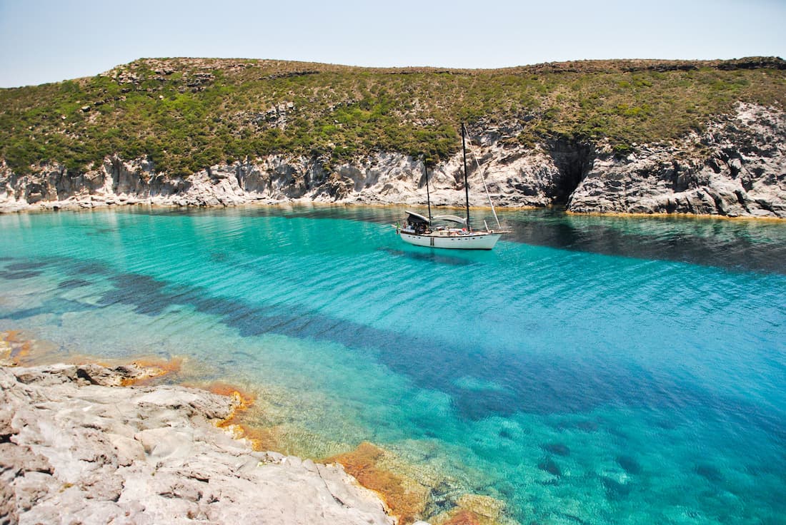 Cala di Volpe en la Costa Smeralda de Cerdeña con aguas esmeralda playas de lujo en Europa
