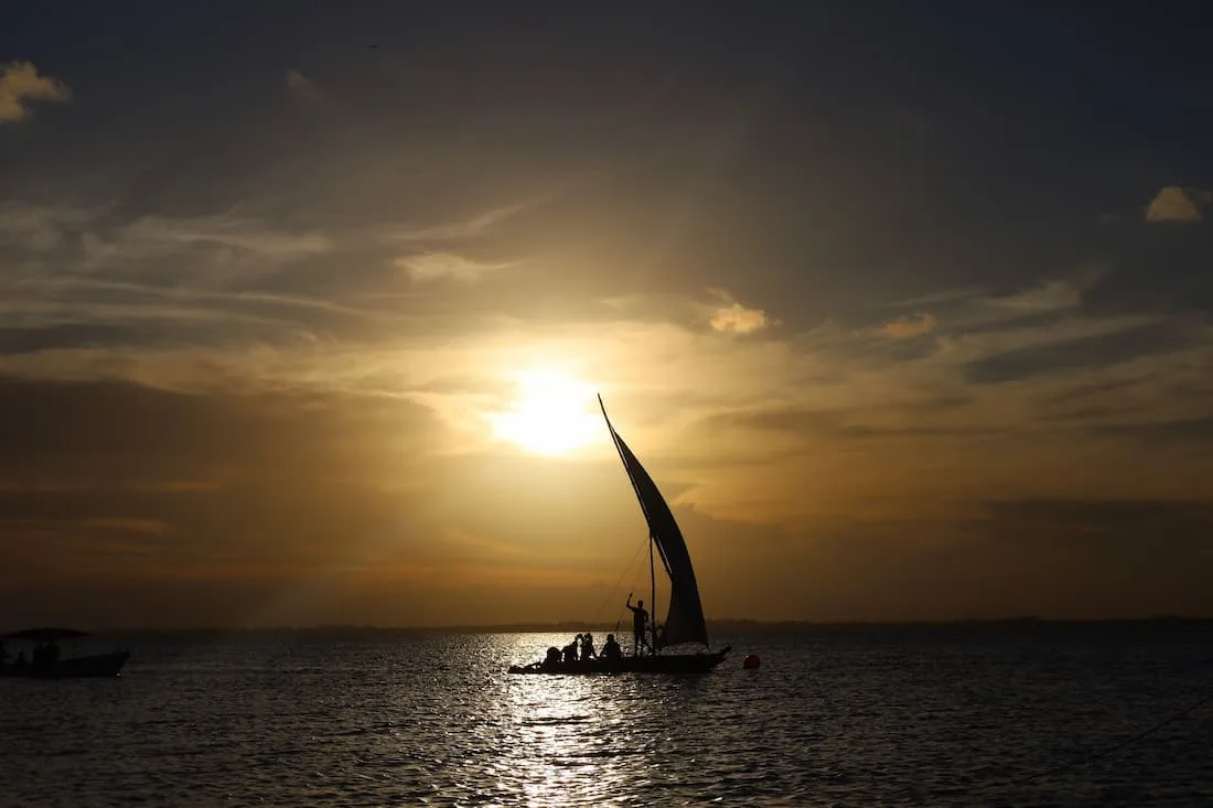 Dhow de vela tradicional al atardecer en el océano Índico frente a las costas de Zanzíbar Tanzania